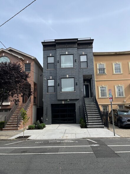 Building Photo - 230 Griffith St