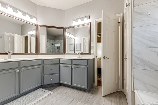 Building Photo - 2026 Thicket Trail Dr