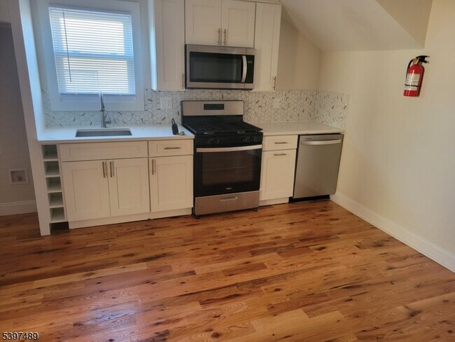 Building Photo - 2037 Gless Ave