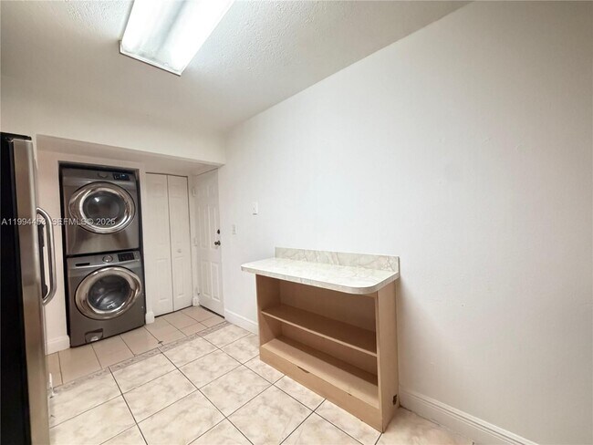 Building Photo - 10000 NW 80th Ct