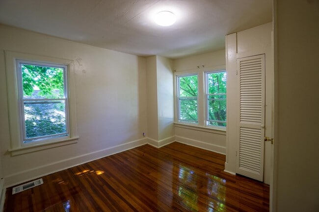 Building Photo - Available 6/1/26 Single Family Home Near C...