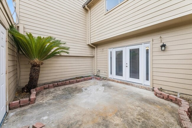 Building Photo - 995 Memorial Village Dr