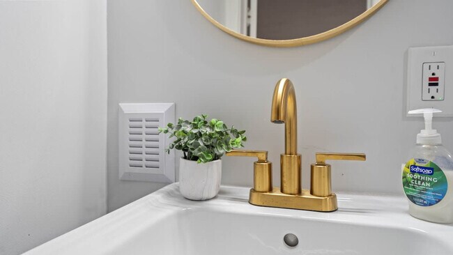 Building Photo - 720 1/2 West Woodlawn Avenue-SI ID1271939P