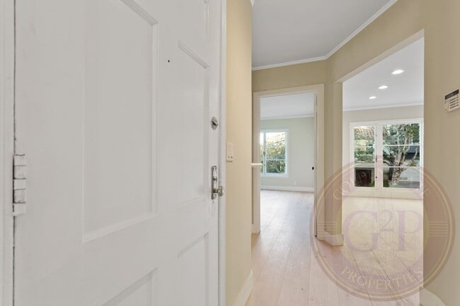 Building Photo - Collingwood Street - 450-452