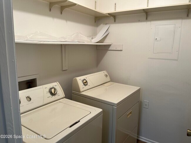 Building Photo - 225 S Tropical Trail