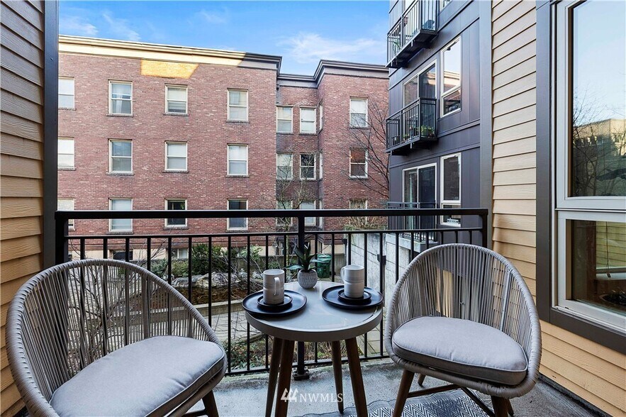 Deck - 1420 E Pine St