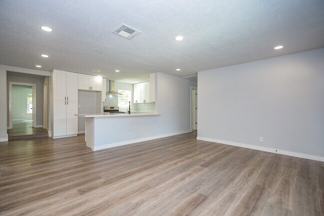 Building Photo - 9230 Lanewood Dr