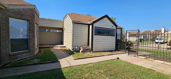 Building Photo - 11841 Spring Grove Dr