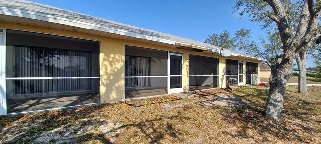 Building Photo - Super cute 2 bedroom 2 bath close to pine ...