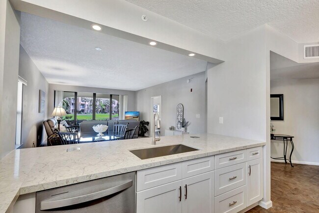 Building Photo - 300 Uno Lago Dr