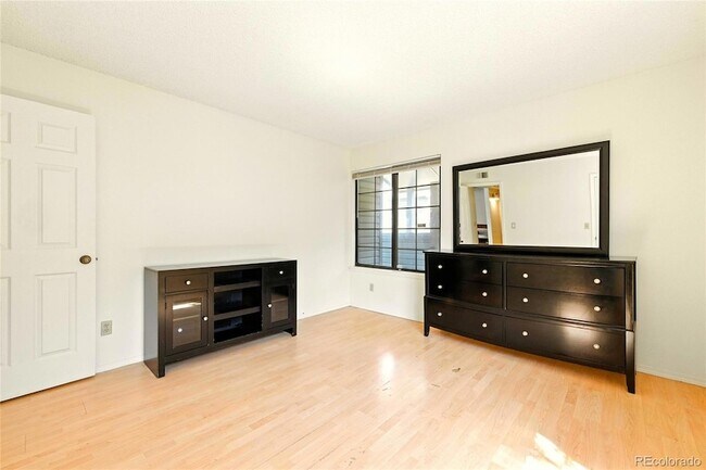Building Photo - 922 S Walden St