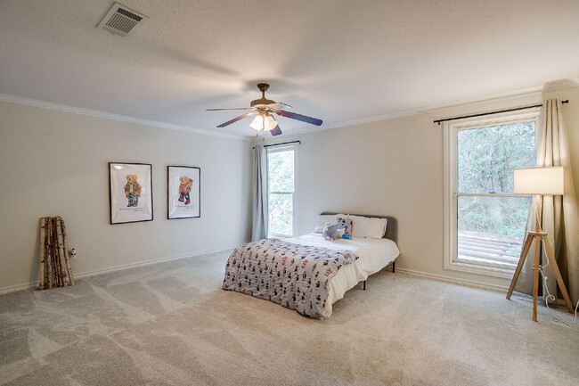 Building Photo - Private 4 Bedroom Retreat for Lease