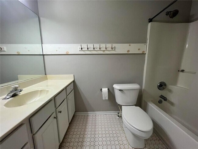 Building Photo - 665 Peachtree Trails Dr
