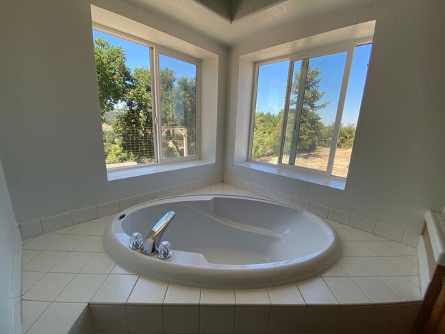 Building Photo - Panoramic Views - 46 West - Hilltop Property