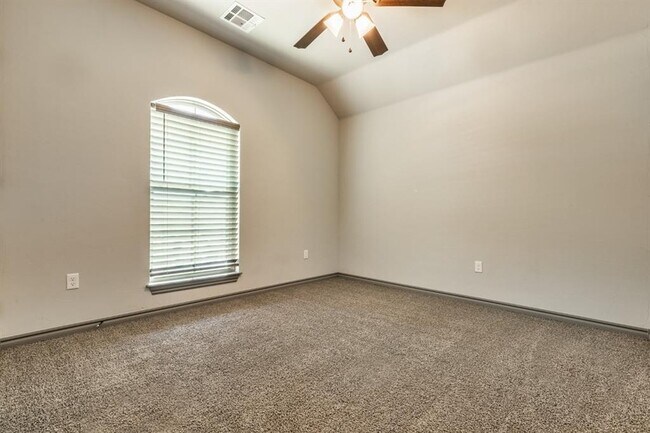 Building Photo - 6133 Oxnard St