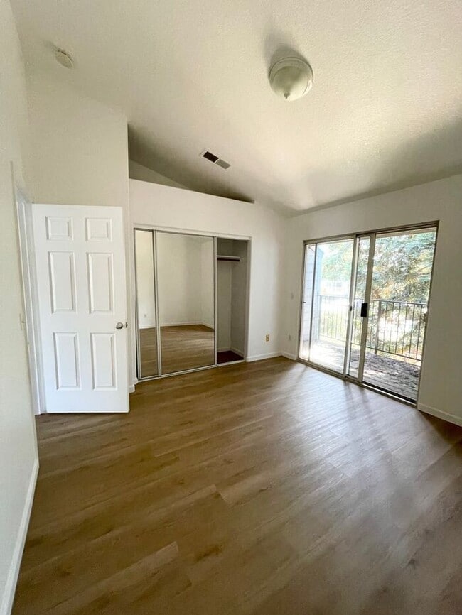 Building Photo - Spacious 2 Bedroom Condo with Garage — Min...