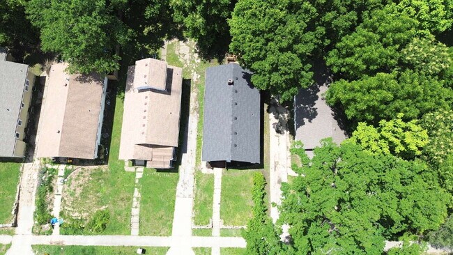 Building Photo - Updated 2 Bedroom/ 1 Bath Home in KCMO