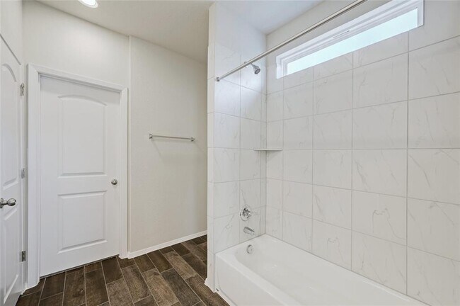 Building Photo - 215 Desperado Dr