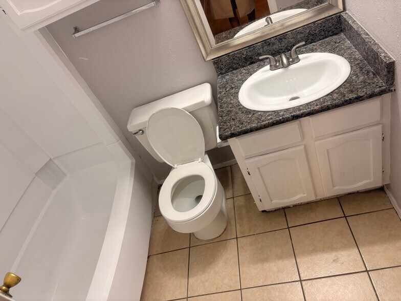 Building Photo - 2914 S Fielder Rd