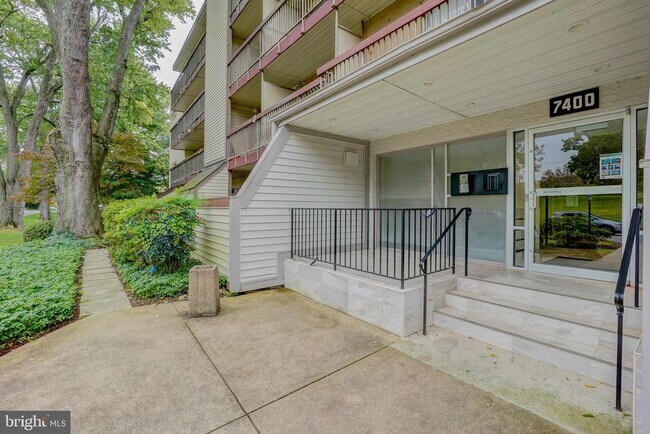 Building Photo - 7400 Lakeview Dr
