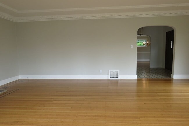 Building Photo - Elegant 4 bedroom House  with bonuses