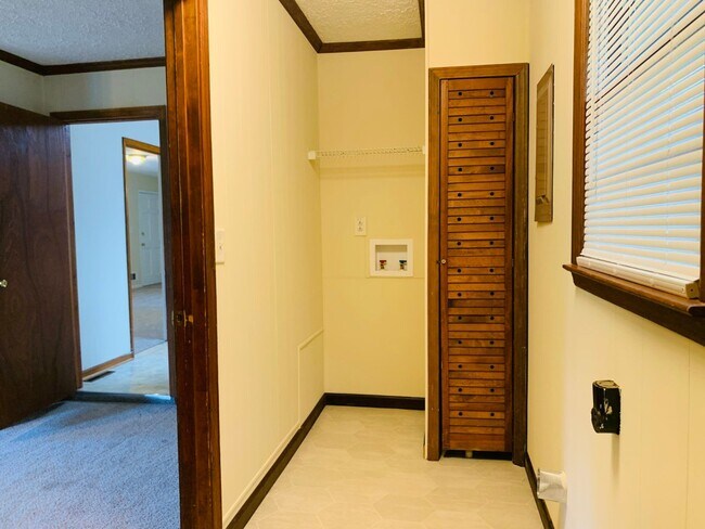 Building Photo - Wow, great location, newly renovated, 4 beds/2 bath, private fenced yard, sun room/office, must see!