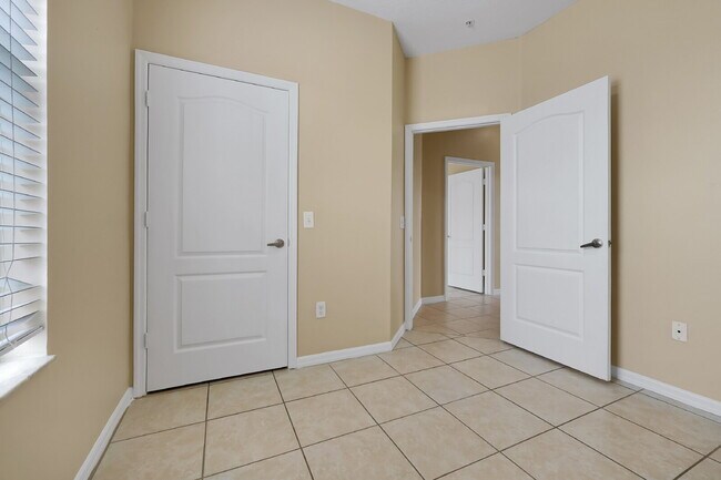 Building Photo - "Charming 3-Bed, 2-Bath Condo Oasis in Orlando – 1,000 Sq Ft of Comfort!"