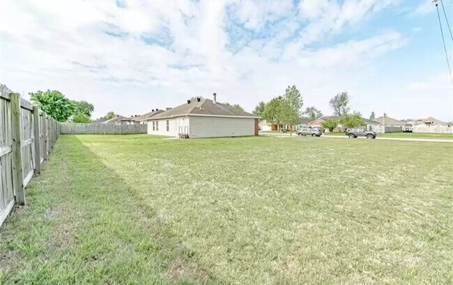 Building Photo - 805 SW Sandrock Rd