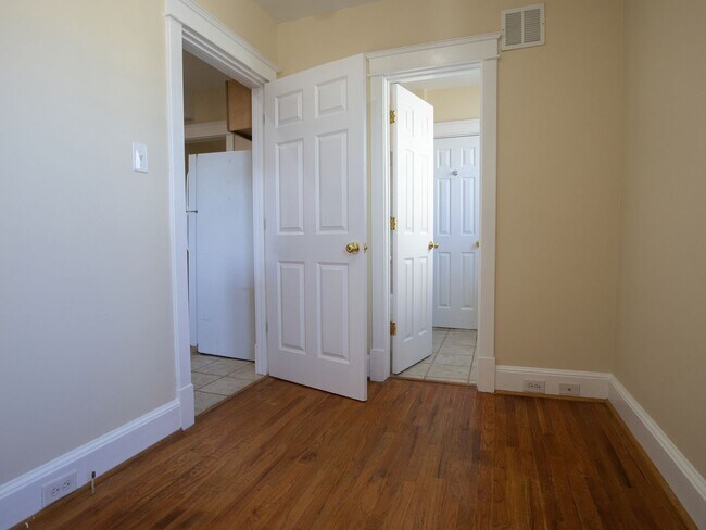Building Photo - Spacious 2-Bed/1-Bath Ground Floor Apt w/ Patio & Yard in Manchester!