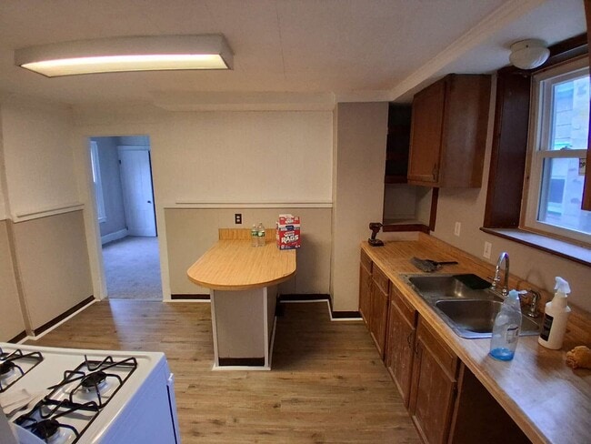 Building Photo - 4 Bedroom single family house