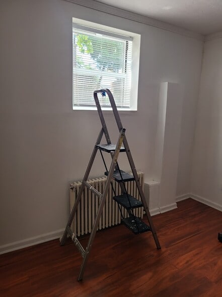 Building Photo - 708 Ave Y
