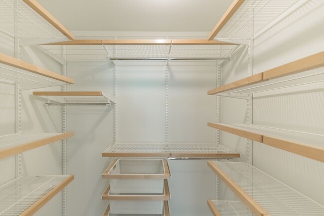 Building Photo - Updated Condo in the Heart of Vienna!