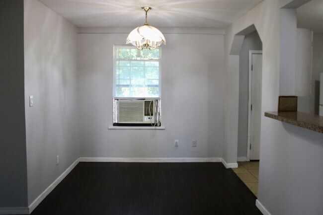 Building Photo - Charming 2 Bedroom, 1 Bath Home with Side ...