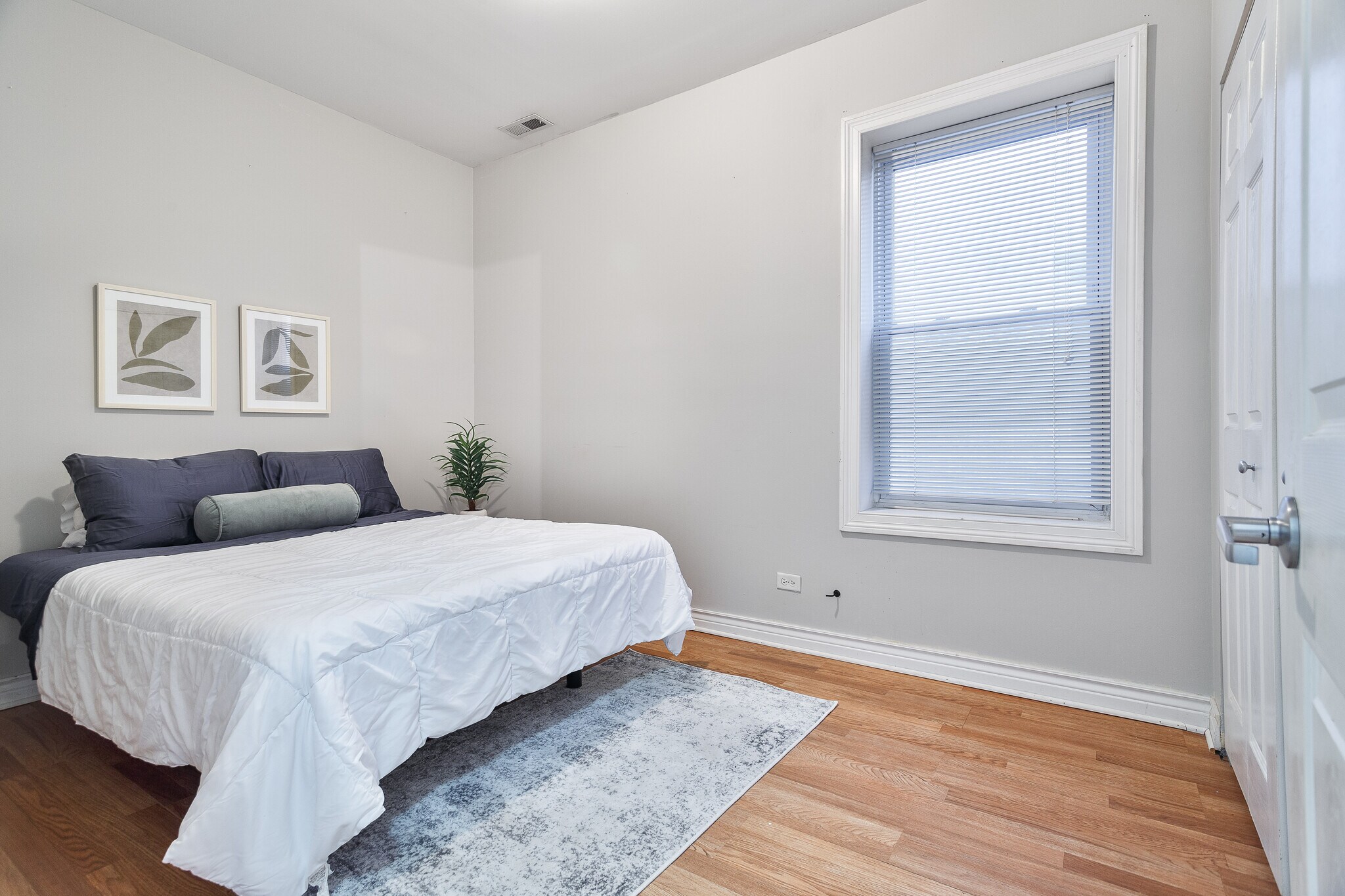 Building Photo - 3047 N Clybourn Ave