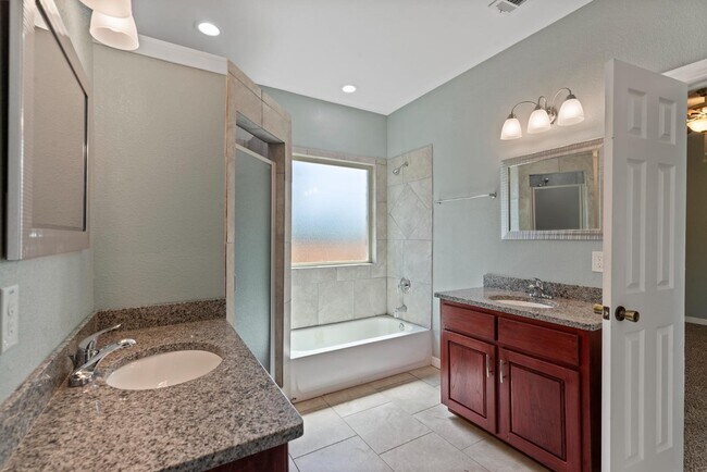 Building Photo - 1253 E Jessamine St