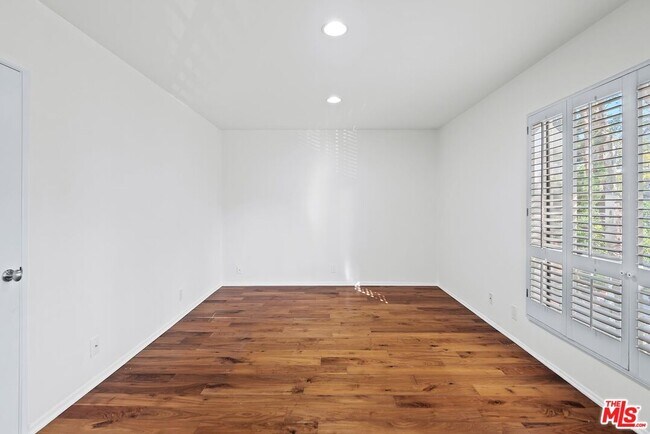 Building Photo - 853 Le Doux Rd