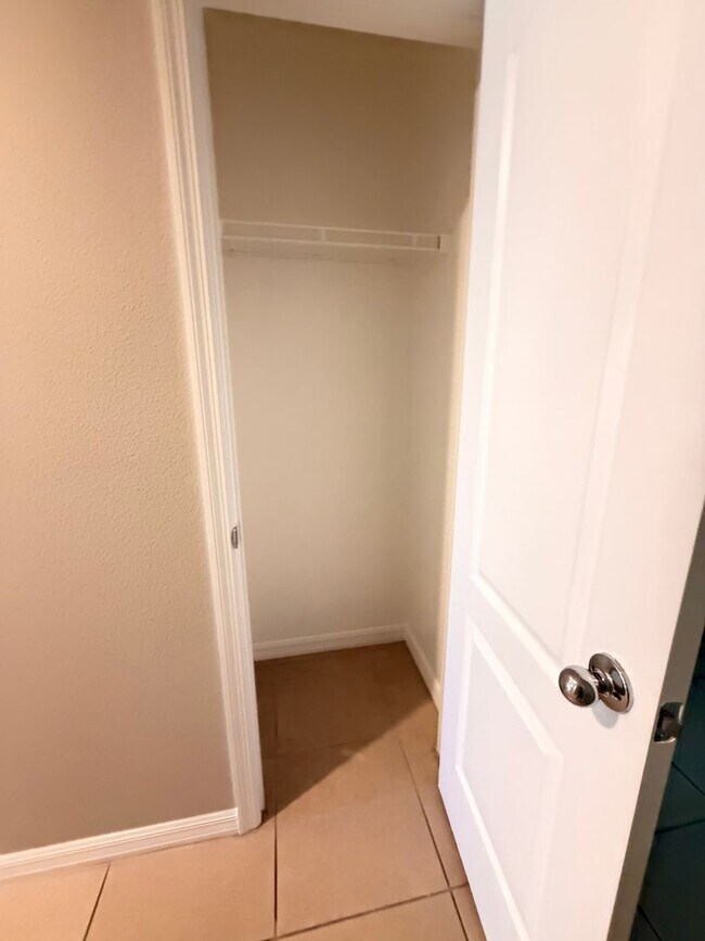 Building Photo - 4 Bedroom, 2 bathroom, spacious home in Winter Haven ...