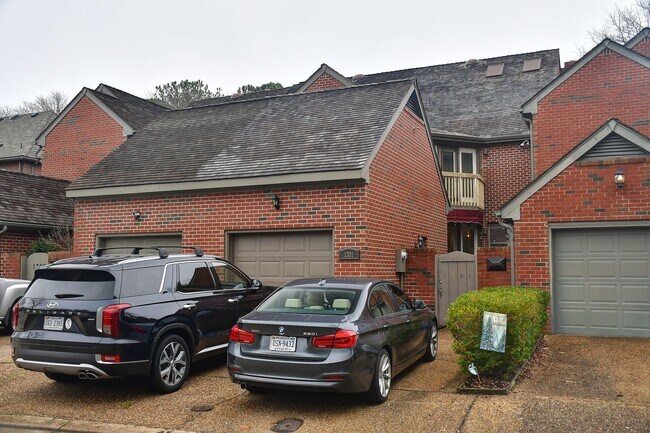 Building Photo - Spacious Condo in Ghent Square!
