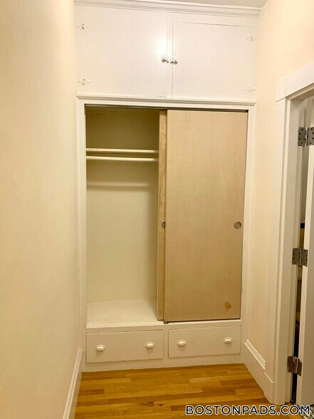 Building Photo - 504 Beacon St