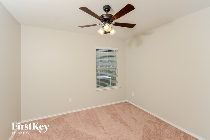 Building Photo - 2104 Meadow Park Dr