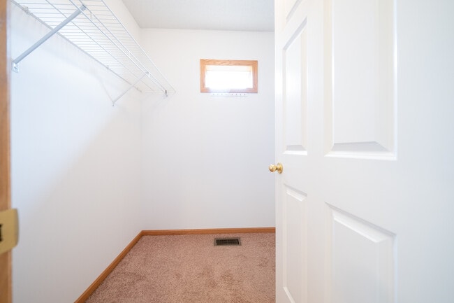 Building Photo - 2692 Vierling Dr E