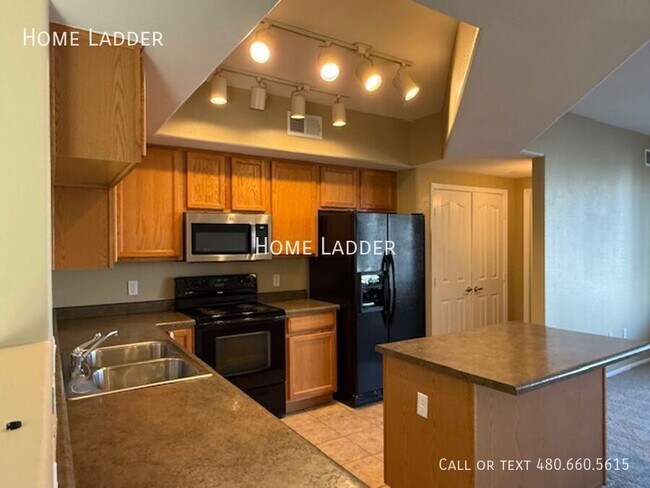 Building Photo - 2402 E 5th St