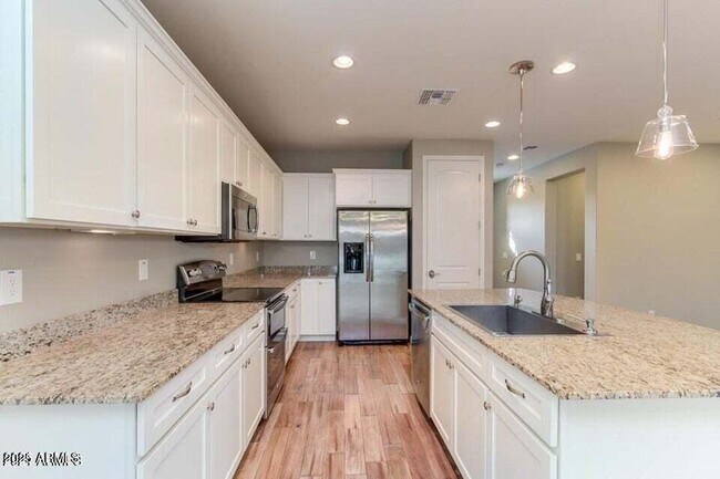 Building Photo - 15837 S 11th Way