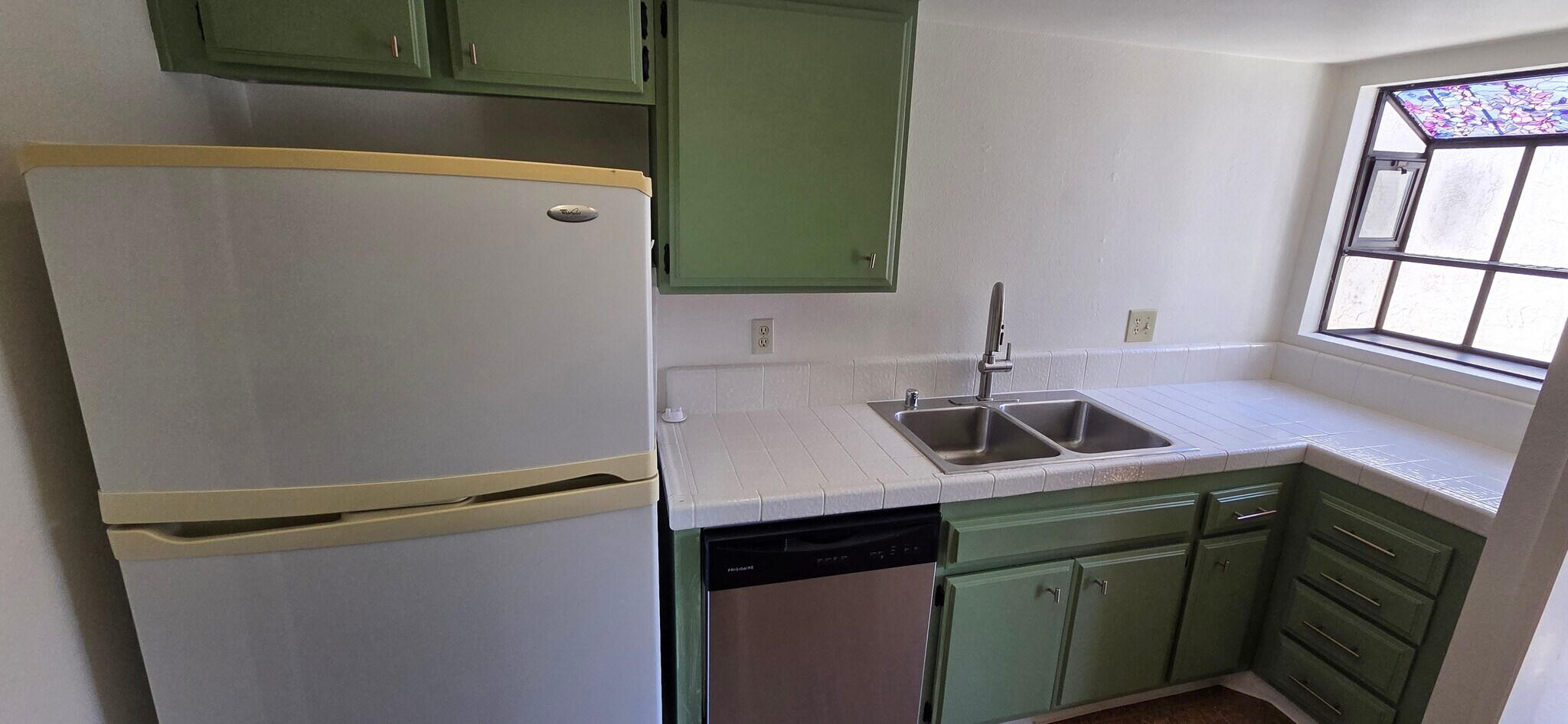 Building Photo - 376 Center St