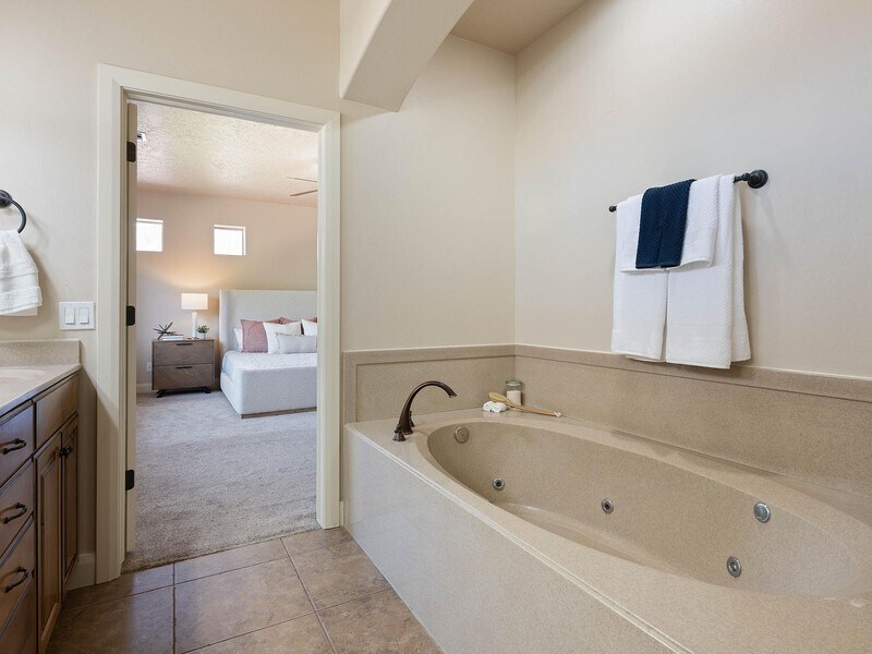 Building Photo - 935 Crooked Creek Dr