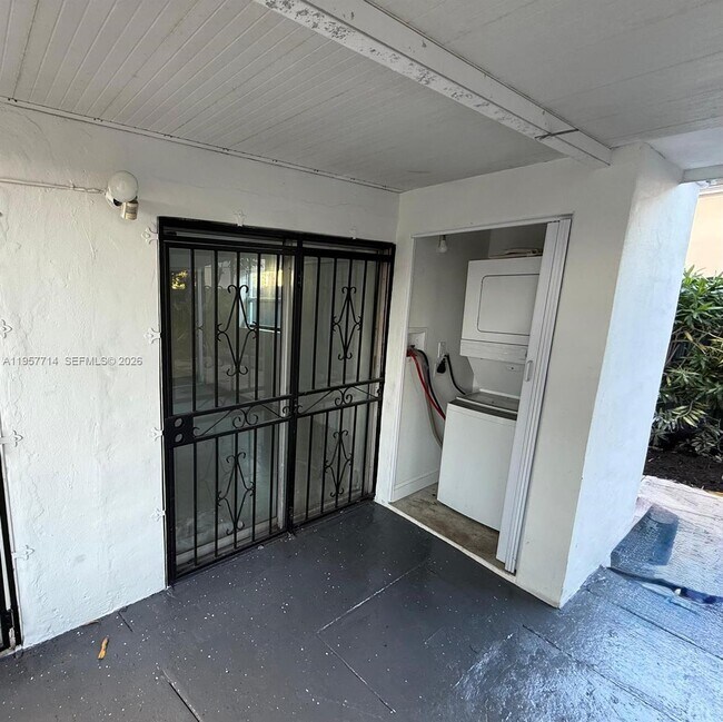 Building Photo - 525 SW 22nd Ave