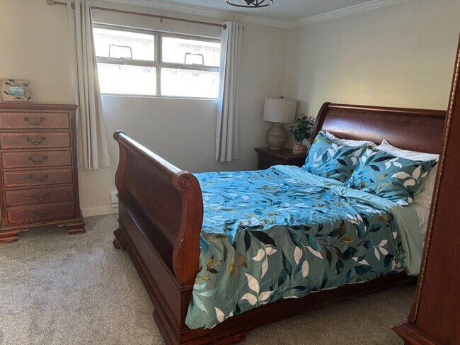 Building Photo - 425 Lake St S