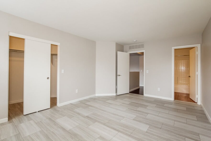 Building Photo - 11621 W Bloomfield Rd