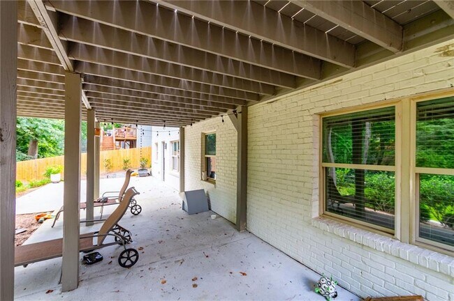 Building Photo - 3014 Skyland Dr NE
