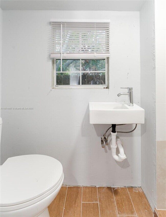 Building Photo - 1560 NE 42nd St